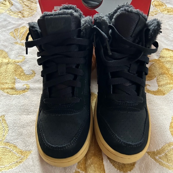 Nike Court Borough Mid Winter ‘GS’ / Youth Size 4 / black w/gum sole/fur lined - Picture 2 of 7
